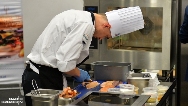Gastronomicy z regionu walczyli o tytuł Zachodniopomorskiego Kucharza Roku. Kulinarny konkurs odbył się w piątek w hali Azoty Arena w Szczecinie. Był atrakcją Szczecińskich Targów Gastronomicznych.