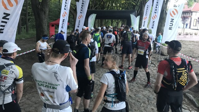 Ponad setka biegaczy wystartowała w sobotę o godzinie 6 w Puszczygórze - pierwszym biegu ultra po Puszczy Bukowej w Szczecinie. Przed nimi 55 kilometrów po wymagającej trasie.