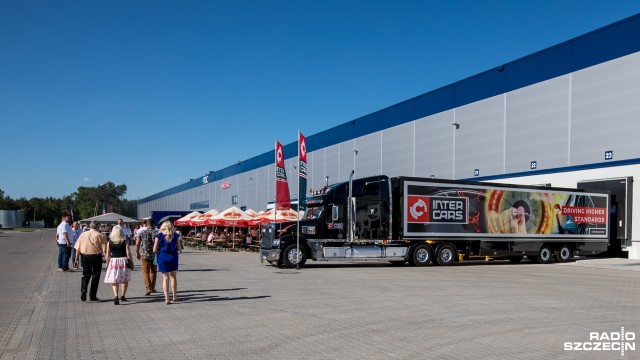 Części do samochodów w magazynie prawie tam dużym jak boisko piłkarskie - w szczecińskim Załomiu, na terenie dawnej fabryki kabli oficjalnie w sobotę otwarto magazyn firmy Inter Cars.