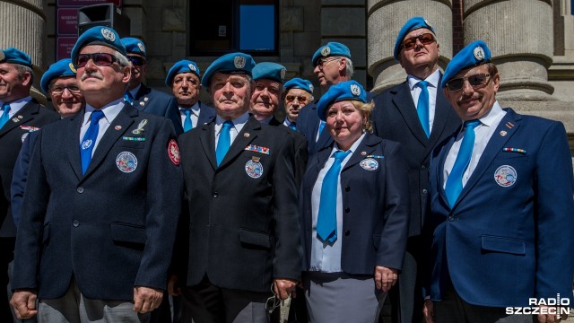 Czołgi, orkiestra oraz grochówka - na Wałach Chrobrego w Szczecinie, przed Urzędem Wojewódzkim odbyła się impreza z okazji Dnia Weterana.