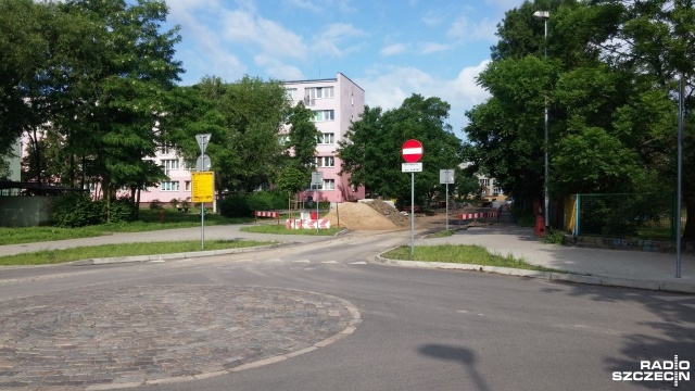 Zamknięte przejazdy, rozkopane jezdnie oraz brak miejsc do parkowania: taki kosmiczny krajobraz i utrudnienia towarzyszą remontowi ul. 9 Maja na szczecińskich Pomorzanach.