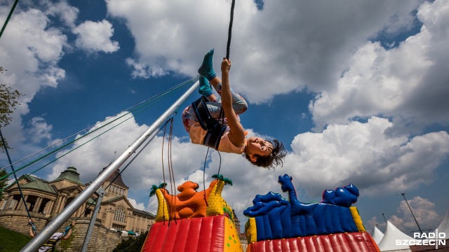 Festyny, zajęcia plastyczne, spektakle teatralne oraz zabawy i konkursy - między innymi takie atrakcje czekają w czwartek na najmłodszych szczecinian. To z okazji obchodzonego 1 czerwca Dnia Dziecka.