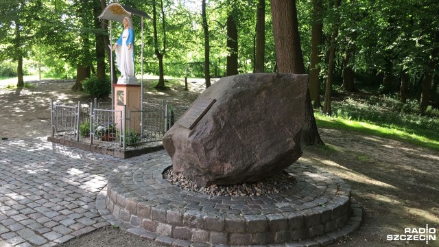Na terenie Parku Brodowskiego, gdzie przed wojną znajdował się ewangelicki cmentarz, ma powstać Sensoryczny ogród zabaw, strefa sportu i rekreacji. Mieszkańcy Osiedla Żelechowa protestują przeciwko inwestycji, choć została ona zaplanowana w ramach Szczecińskiego Budżetu Obywatelskiego.