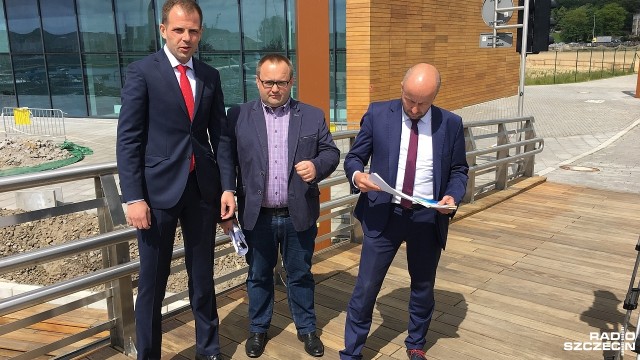 Komisja Rewizyjna Rady Miejskiej Szczecina może skontrolować budowę mariny na Wyspie Grodzkiej - uważają radni Prawa i Sprawiedliwości. Tymczasem radni z komisji rewizyjnej nie chcą się nią zająć, ponieważ w tej sprawie toczy się śledztwo w prokuraturze.