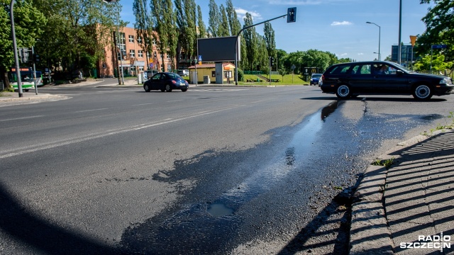 Na rogu ulic Bogumińskiej i Hożej w Szczecinie przechodnie muszą radzić sobie z nieprzyjemnym zapachem. Źródło - do tej pory nieustalone, choć z niewielkiej wyrwy w asfalcie wycieka brudna szara ciecz.