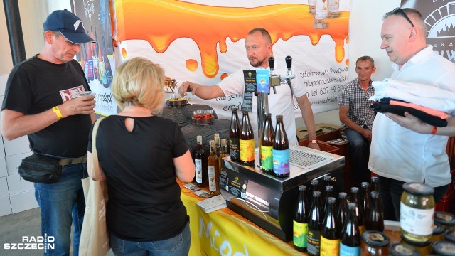 W naszym mieście znalazło się coś dla amatorów szlachetnie warzonego trunku - dokładnie sto gatunków piwa rzemieślniczego. Szczecin Beer Fest, czyli wielkie dwudniowe święto piwa ruszyło na szczecińskiej Łasztowni.