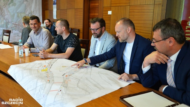 Betonowe bariery i specjalne blokady przeciwko rozpędzonym pojazdom, wyrywkowe kontrole bagażu na terenie imprezy, zamknięta przestrzeń powietrzna nad terenem Wałów Chrobrego, możliwe lotne kontrole na granicy z Niemcami - kwestie bezpieczeństwa sierpniowego finału regat The Tall Ships Races w Szczecinie zdominowały posiedzenie jednej z komisji rady miasta, która zajmowała się stanem przygotowań przed przybyciem żaglowców i setek tysięcy turystów.