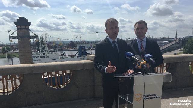 Posłowie PO straszą wprowadzeniem prawa wodnego: zahamuje rozwój turystyki w naszym regionie - mówią Norbert Obrycki i Sławomir Nitras. Nie przekonują ich informacje, że pierwotne zapisy ustawy zmieni rozporządzenie wynegocjowane z samymi zainteresowanymi czyli wodniakami.