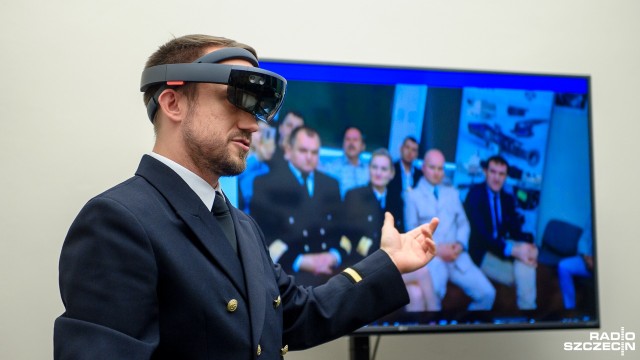 Student zakłada gogle wirtualnej rzeczywistości i znajduje się na mostku statku lub w okrętowej maszynowni. Tak działa nowy symulator opracowany na Akademii Morskiej w Szczecinie. W środę odbył się pokaz urządzenia, na którym będą ćwiczyć studenci Wydziału Nawigacyjnego i Mechanicznego.