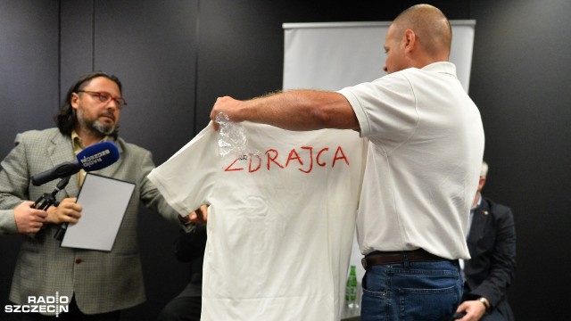 Kiedyś tworzył Solidarność, dziś staje w obronie funkcjonariuszy Służby Bezpieczeństwa. Były opozycjonista PRL i były szef MSW Andrzej Milczanowski przekonuje, że obniżenie emerytur esbekom jest przestępstwem. W zamian od innego działacza Solidarności słyszy byliśmy Pana żołnierzami - zdradził Pan nas.