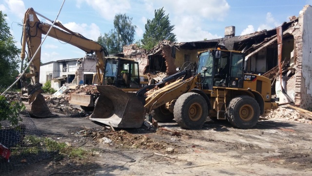 Z krajobrazu centrum Szczecina znika w końcu waląca się rudera położona przy skrzyżowaniu al. Piastów z ul. Kordeckiego. Budynek od kilkunastu lat stał pusty, dwa lata temu jego część spłonęła, a zimą ruderę wykorzystywali bezdomni.