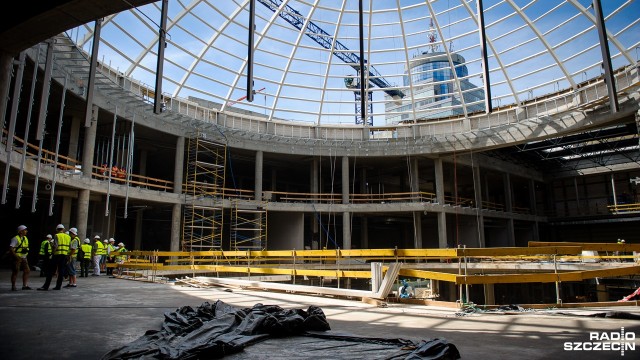 Gigantyczna kopuła nowego Galaxy Centrum jest już prawie gotowa, elewację pokryje 10 tys. metrów kwadratowych szkła. Byliśmy na placu budowy galerii handlowej w centrum Szczecina. Pierwsza łopata została tam wbita w kwietniu ubiegłego roku.