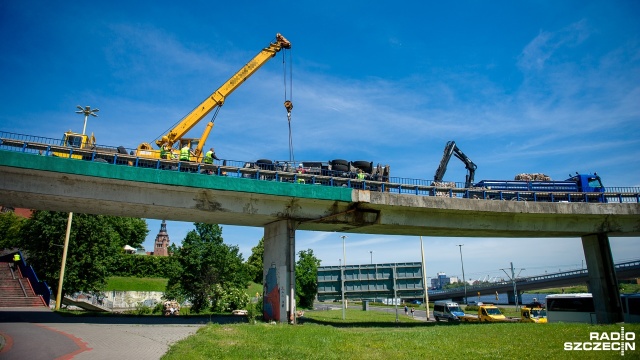 Ciężarówka przewróciła się przy wjeździe na Trasę Zamkową w Szczecinie. Do zdarzenia doszło w piątek przed godziną 9. Kierowca, 63-latek prowadzący pojazd, w wydychanym powietrzu miał pół promila alkoholu.