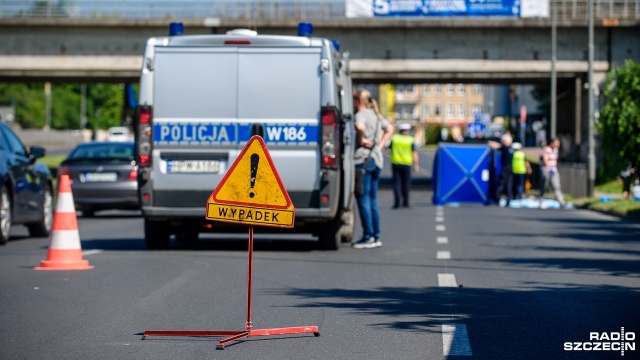 Potrącenie pieszego na ulicy 26 kwietnia w Szczecinie przy skrzyżowaniu z al. Bohaterów Warszawy - mężczyzna mimo podjętej reanimacji nie przeżył wypadku.