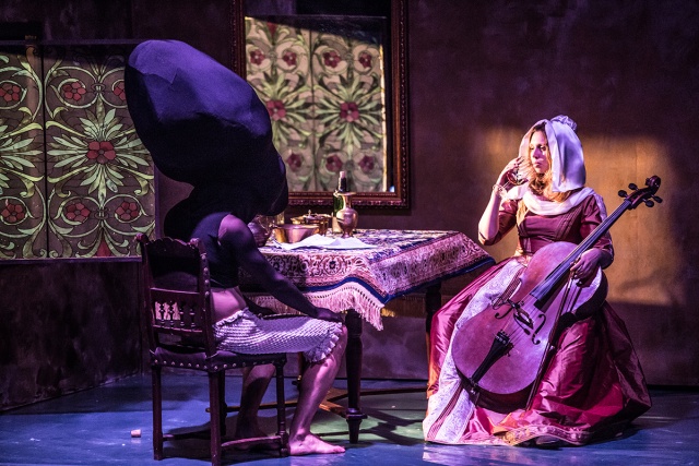 Grupa polskich turystów jedzie w tropiki. Bzik. Ostatnia minuta spektakl zainspirowany dramatem Witkacego i Eugenii Dunin-Borkowskiej to nowa propozycja Teatru Współczesnego w Szczecinie.