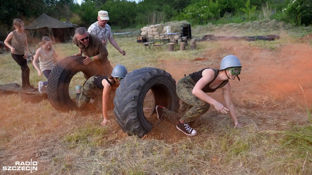 Pokazy militarne, przejażdżki wojskowym sprzętem, loty widokowe czy tor przeszkód - to tylko kilka atrakcji jakie czekają na odwiedzających dawne lotnisko w stargardzkim Kluczewie. W piątek rozpoczął się tam Zlot Pojazdów Militarnych Czerwone Lotnisko.