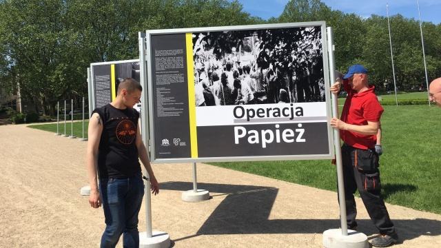 Jakie były kulisy przygotowań do wizyty papieża Jana Pawła II do Szczecina 30 lat temu, jakie intencje przyświecały władzom partyjnym i państwowym i jaka była Polska drugiej połowy lat 80-tych XX wieku Do papieskiej wizyty przez wiele miesięcy przygotowywało się całe miasto i o tym opowiada wystawa plenerowa Operacja papież, przygotowana przez Muzeum Narodowe w Szczecinie - Centrum Dialogu Przełomy. Wernisaż w niedzielę o godz. 14-tej.