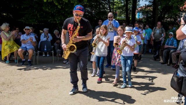 Grając zapraszali na zbliżający się koncert uznanego trębacza Wyntona Marsalisa w ramach Szczecin Jazz. Młodzi trębacze wraz z saksofonistą Sylwestrem Ostrowskim zorganizowali muzyczny happening na szczecińskiej Różance.