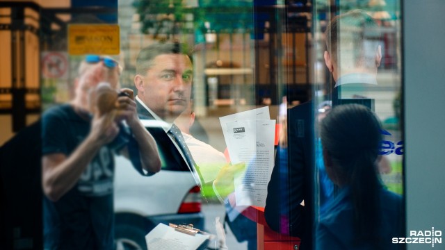 Energia  Pewna Cena i ukryte opłaty - tak działacze Kukiz03915 mówili w poniedziałek podczas konferencji prasowej o ofercie firmy Enea. Jak tłumaczył poseł Sylwester Chruszcz, do jego biura zgłaszają się mieszkańcy oszukani przez telemarketerów dostawcy prądu.