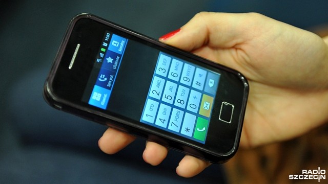 Komisja Europejska ma nadzieję, że operatorzy w Polsce zlikwidują w czwartek dodatkowe opłaty za korzystanie z telefonów komórkowych za granicą. Wtedy bowiem wchodzą w życie przepisy dotyczące zniesienia stawek roamingowych. Jeśli chodzi o Polskę, to KE ma informacje, że na razie tylko oferty Orange i T-Mobile są zgodne z unijnymi wytycznymi.