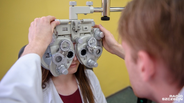 Optometria to nowa specjalizacja, która pojawi się za rok na Wydziale Matematyczno-Fizycznym Uniwersytetu Szczecińskiego. Dwuletnie studia magisterskie - po licencjacie - będą kontynuacją kierunku Optyka Okularowa - poinformował dziekan wydziału, profesor Konrad Czerski.