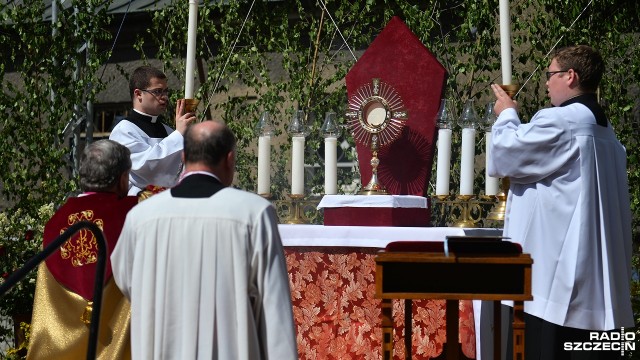 Tłum wiernych przeszedł ulicami Szczecina w głównej procesji z okazji święta Bożego Ciała. Uczestnicy uroczystego pochodu wyruszyli po godzinie 10 sprzed Bazyliki św. Jana Chrzciciela.