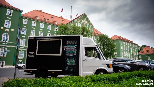 Co z food truckami w Szczecinie Miasto miało zdecydować w maju, tak się jednak nie stało i nie wiadomo kiedy urzędnicy poradzą sobie z problemem.