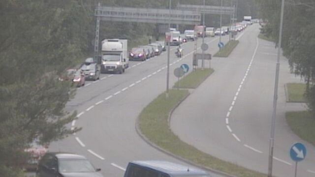 Ważna informacja dla kierowców. Przed przeprawą promową w Karsiborze są spore kolejki.