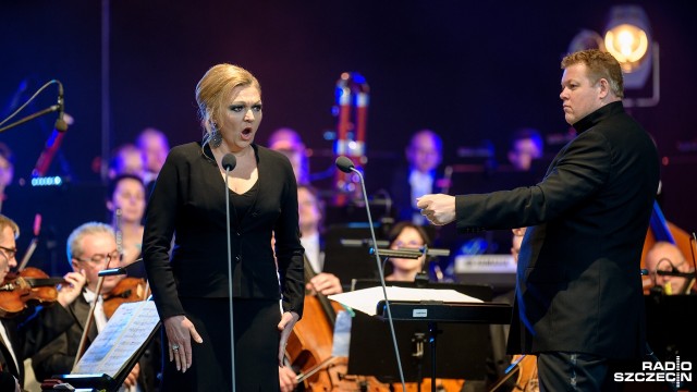 Około 2,5 tysięcy osób wysłuchało w Teatrze Letnim koncertu z okazji zakończenia sezonu artystycznego Filharmonii im. Mieczysława Karłowicza w Szczecinie.