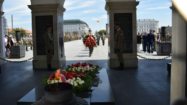Na Placu Marszałka Józefa Piłsudskiego w Warszawie odbyły się uroczystości w 225. rocznicę zwycięskiej bitwy z Rosjanami pod Zieleńcami i ustanowienia Orderu Wojennego Virtuti Militari.