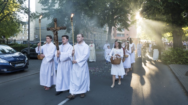 Studentki sypały kwiaty, studenci nieśli flagi, pochodnie i grali na bębnach.