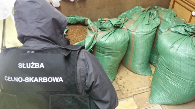 Ponad sto kilogramów tytoniu bez akcyzy znaleźli policjanci i funkcjonariusze Krajowej Administracji Skarbowej na terenie powiatu drawskiego.