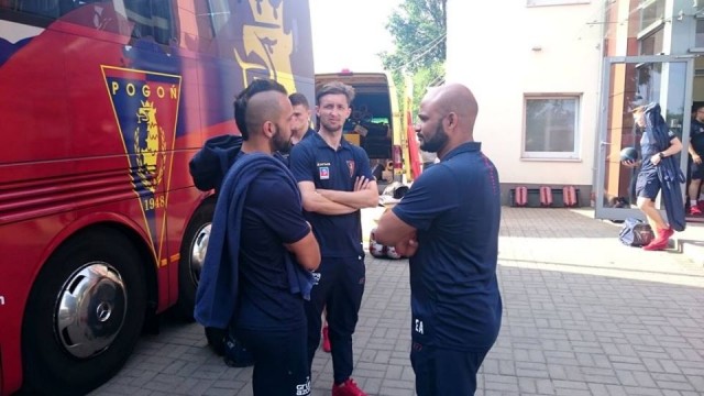 Piłkarze Pogoni Szczecin pojechali na zgrupowanie do Wronek. W składzie portowców zabrakło kontuzjowanego Bułgara Spasa Deleva oraz Węgra Adama Gyurcso, który po meczach swojej reprezentacji otrzymał zgodę na dłuższy urlop. Węgier do zespołu dołączy w sobotę.