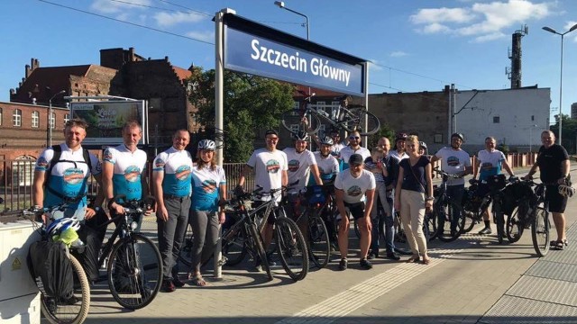 Prawie 18 tysięcy złotych zebrali szczecińscy informatycy na zakup pompy insulinowej dla trzyletniego Huberta Getki. Aby to zrobić, przejechali na rowerach blisko tysiąc kilometrów. Trasę z Przemyśla do Suwałk pokonali w osiem dni.