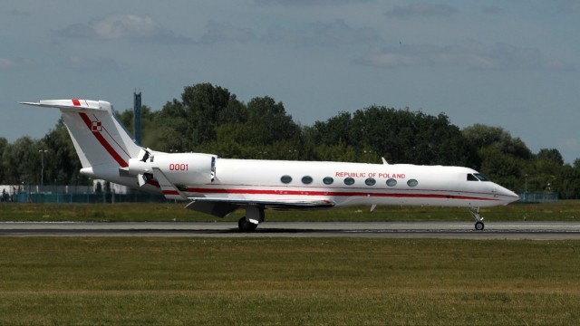 Pierwszy mały samolot dla VIP-ów jest już w Polsce. Maszyna G-550 Gulfstream wylądowała w środę przed południem na wojskowej części lotniska na warszawskim Okęciu. Tuż po wylądowaniu samolot został nazwany imieniem Księcia Józefa Poniatowskiego oraz został poświęcony.