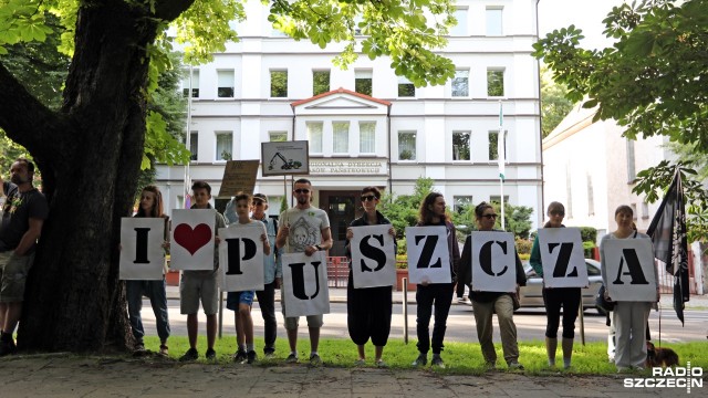 Ponad sto osób protestowało przy szczecińskim Pomniku Czynu Polaków w obronie Puszczy Bukowej i innych polskich lasów. Ich zdaniem, w tych miejscach prowadzona jest niszczycielska wycinka.