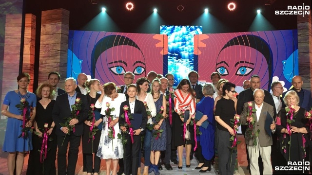 Spektakl Świadectwo. Piątka z Poznania został nagrodzony na Festiwalu Dwa Teatry 2017 w Sopocie. To wspólna produkcja Polskiego Radia Szczecin i Polskiego Radia Poznań.