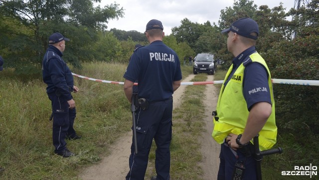 Policjant, który w ubiegłym roku śmiertelnie postrzelił kierowcę w szczecińskich Żydowcach będzie zwolniony z pracy. Krzysztof O. miesiąc temu usłyszał zarzuty niewłaściwego użycia broni, przekroczenia uprawnień i niedopełnienia obowiązków.