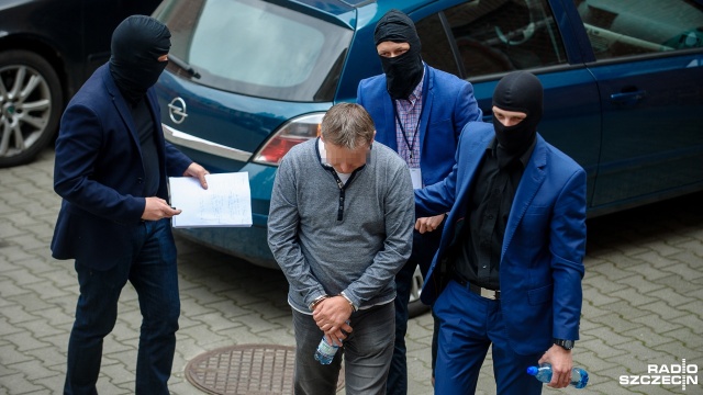 Posiedzenia aresztowe zatrzymanych w aferze polickiej rozpoczęły się w czwartek w Szczecinie. Od rana przed sąd doprowadzane są kolejne osoby.