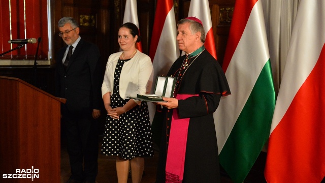 Arcybiskup szczecińsko-kamieński Andrzej Dzięga odznaczony przez prezydenta Węgier. W czwartek w Szczecinie odbyła się uroczystość wręczenia Krzyża Średniego Orderu Węgierskiego dla hierarchy.