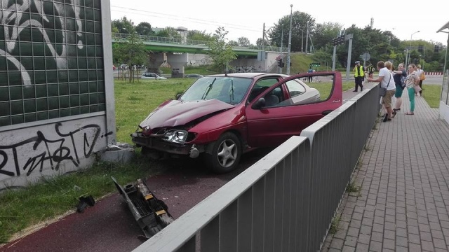 Kierowca samochodu marki Renault wjechał w bariery dźwiękochłonne obok przystanku autobusowego nieopodal ulicy Arkońskiej.