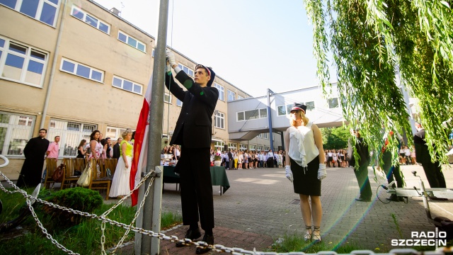 Tysiące uczniów w Szczecinie - tak jak i w całej Polsce - odbiera świadectwa i rozpoczyna wakacje. Piątek jest ostatnim dniem roku szkolnego.