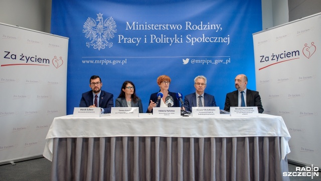 Zmiany w zakresie zasiłku opiekuńczego w przypadku dziecka z niepełnosprawnością, poprawienie funkcjonowanie warsztatów terapii zajęciowej i zmiany w kodeksie pracy, stwarzające lepsze warunki dla rodziców - to niektóre propozycję rządowych zmian w ustawie kompleksowego wsparcia dla rodzin 039039Za życiem039039.