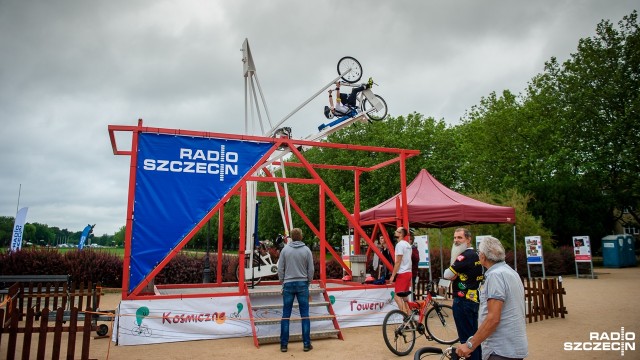 Festyn Radia Szczecin z okazji rozpoczęcia wakacji trwa na szczecińskich Jasnych Błoniach. W okolicy fontanny Bartłomiejka można postrzelać z łuku czy pograć w minigolfa.