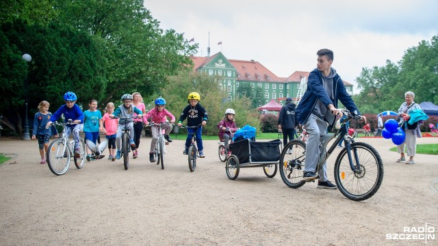 Rowerzyści i biegacze ścigali się w sobotę wokół szczecińskich Jasnych Błoni. To w ramach festynu Radia Szczecin na rozpoczęcie wakacji.