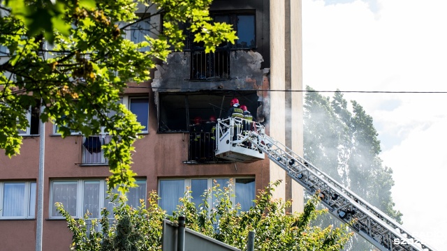 Kilka minut przed godziną 10 doszło do wybuchu - prawdopodobnie - gazu w mieszkaniu na trzecim piętrze wieżowca przy ulicy Ofiar Oświęcimia w Szczecinie.