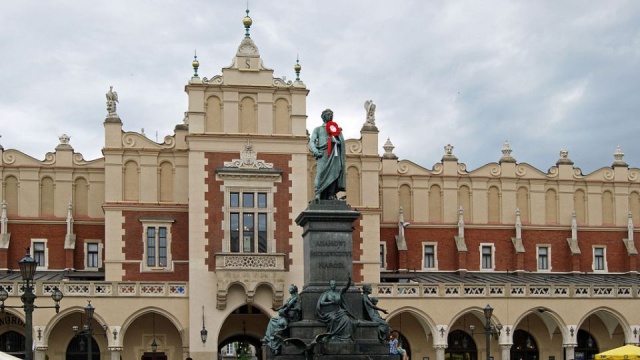 Pomnik Adama Mickiewicza w Krakowie odzyskał dawny blask dzięki... łupinkom orzechów arachidowych. Dobiegła końca konserwacja monumentu wieszcza. Pomnik stojący na Rynku Głównym jest jedną z wizytówek miasta.