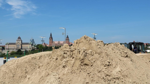 Widowiskowe rzeźby z piasku staną na szczecińskiej Łasztowni. To w ramach poświęconego im festiwalu, który jest elementem finału regat The Tall Ships Races. Piasek - 400 ton - został już wysypany za Starą Rzeźnią i sąsiadującym z nią skwerem.