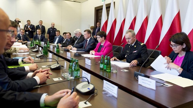 W Polsce nie będzie podniesienia stopnia alarmowego w związku z cyberatakami, do których doszło we wtorek w Europie. W środę w Kancelarii Premiera zebrał się Zespól Zarządzania Kryzysowego.