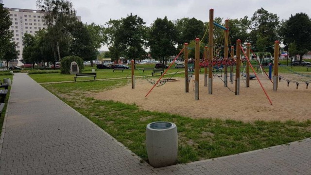 Zakończył się czwarty etap przebudowy skweru Doliwo-Dobrowolskiego przy ulicy Bema w Szczecinie. Tym razem powstał plac zabaw - najmłodsi mogą korzystać z trampoliny, huśtawki oraz gigantycznego urządzenia linowego.